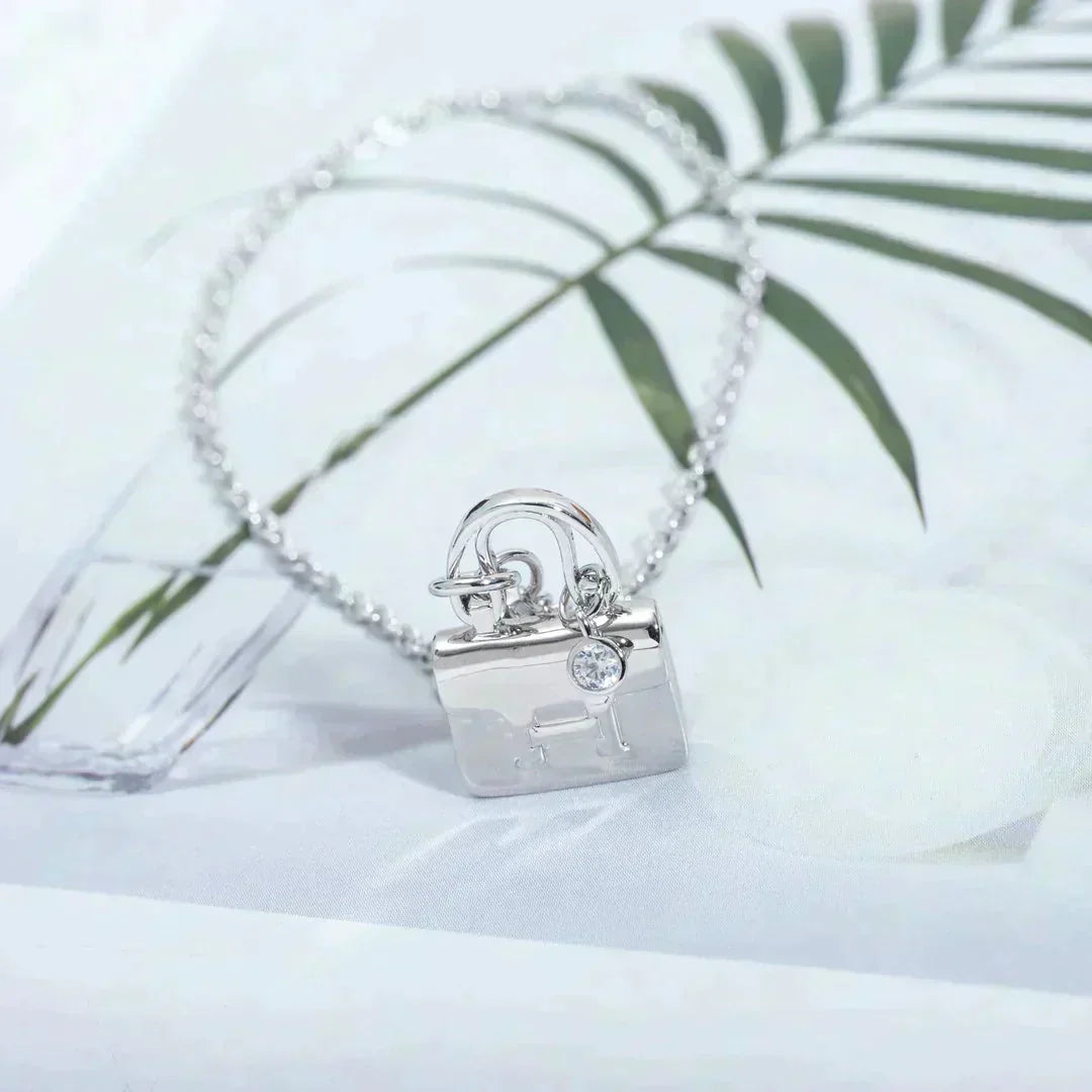 [Vicky]AMULETTE PEDANT SILVER NECKLACE