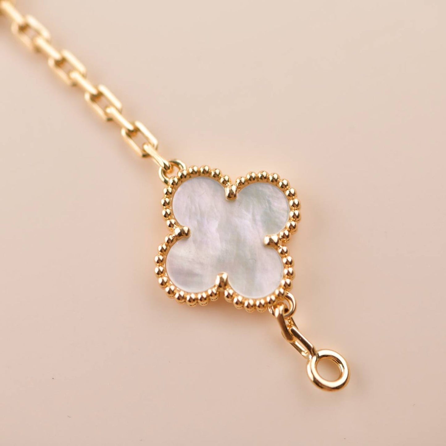[Vicky]CLOVER  5 MOTIF WHITE MOP BRACELET